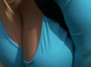 На природе парень трахает девушку с большой грудью